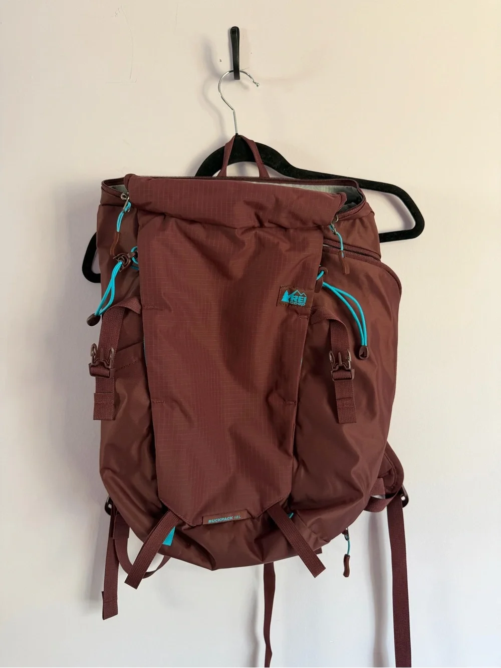 NWOT REI Maroon Ruckpack 18L Camping Hiking Backpack with Turquoise Accents